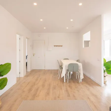 With 3 Bedrooms Apartman Cornellà de Llobregat