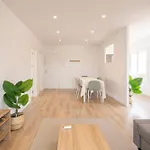 With 3 Bedrooms Apartamento