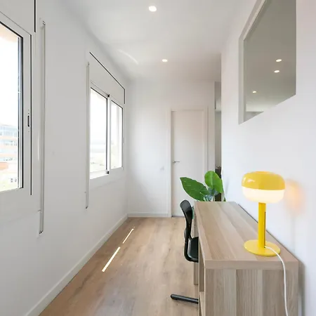 With 3 Bedrooms Apartamento