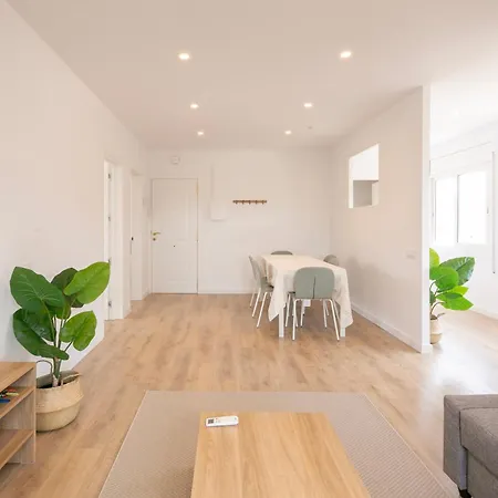 With 3 Bedrooms Apartamento